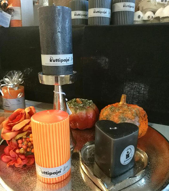 Puttipaja hallowen kynttilät, musta sydänkynttilä, halloween asetelma, oranssi kynttilä