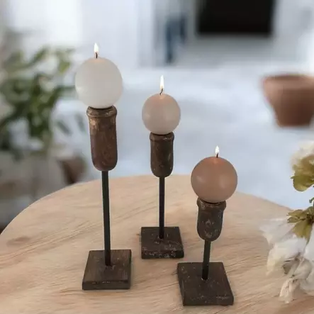 Puinen, ohut kynttilänjalka puisella alustalla - Kynttilänjalat kruunukynttilöille - 4098317-0 - 1