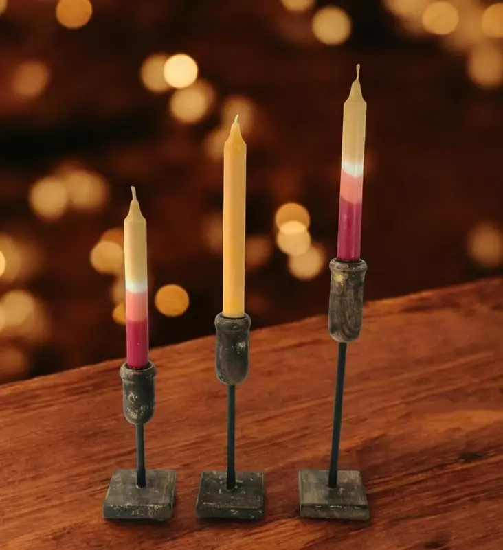 Puinen, ohut kynttilänjalka puisella alustalla - Kynttilänjalat kruunukynttilöille - 4098317-0 - 1