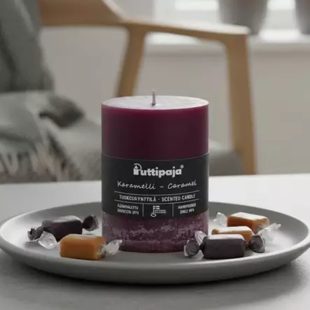 Läpivärjätty tuoksukynttilä 10cm, Karamelli - Tuoksukynttilät - 20004921 - 1