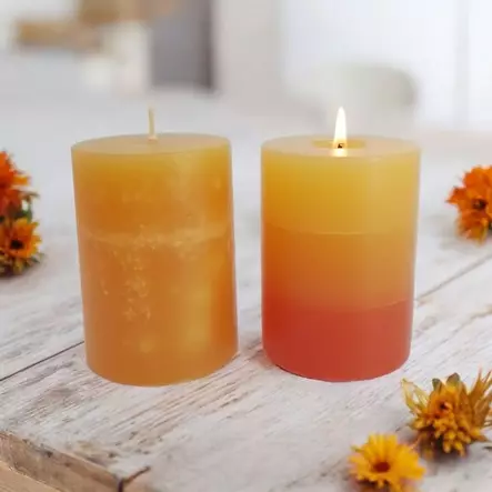 Läpivärjätyt kynttilät lahjapakkauksessa 10 cm, SYKSY (viljapeltoraita ja okra) - Läpivärjätyt kynttilät - 85-7961 - 2