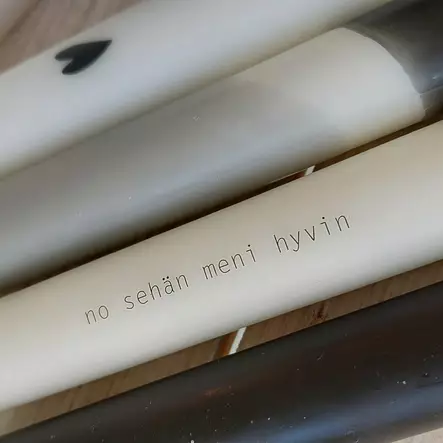 Mietelausekruunukynttilät "NO SEHÄN MENI HYVIN", 4 kpl/pkt - Mietelausekruunukynttilät - 29013-30-1 - 2