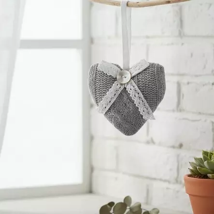 Neulottu sydänkoriste - Nauhat, köynnökset ja härpäkkeet - 350013-31 - 1