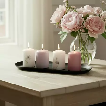 Pöytäkynttiläpakkaus 4 kpl – Hento kukkateema (roosa & laventeli) - Mietelausekynttilät - 27112-ke-8551-1 - 2
