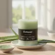 Puttipajan tuoksukynttilä aloevera lautasella, vihreä kynttilä, aloe veran lehtiä ympärillä. - Tuoksukynttilät - 20004331 - 1