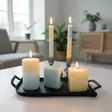 Puttipajan palavia Dip Dye -kruunukynttilöitä, vekkikynttilä ja sydämenmuotoisia kynttilöitä aseteltuna mustalle tarjottimelle. - Dip dye -raitakynttilät - 14604V-0322 - 5