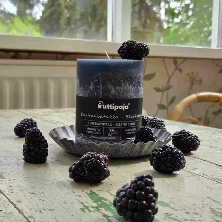 Läpivärjätty tuoksukynttilä 10cm, Karhunvatukka - Tuoksukynttilät - 20004163 - 1