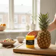 Puttipajan tuoksukynttilä Ananas, aamupalateemainen tunnelmakuva käyttöympäristössä. - Tuoksukynttilät - 20004333 - 3