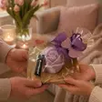 Lila soijavaha-ruusukynttilä kultaisella alustalla - Valmiit lahjapaketit - 792806023 - 1