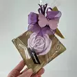 Lila soijavaha-ruusukynttilä kultaisella alustalla - Valmiit lahjapaketit - 792806023 - 4