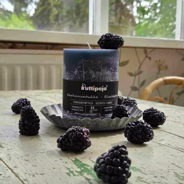 Läpivärjätty tuoksukynttilä 10cm, Karhunvatukka - Tuoksukynttilät - 20004163 - 1