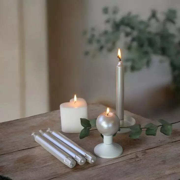 Helmiäishohto kruunukynttilä, puuteri, 4 kpl/pkt - Metallihohtokynttilät - 1991328-4 - 1