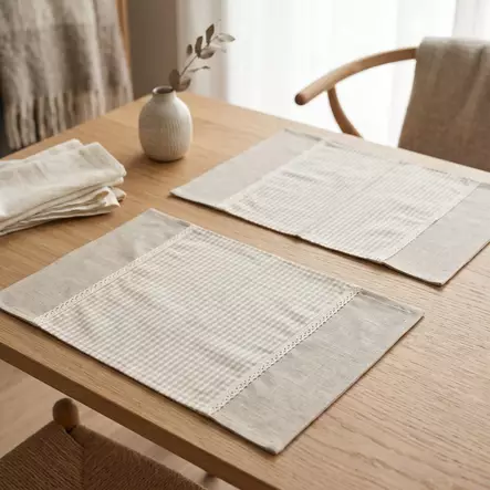 Pellavansävyinen Harmonia-pöytätabletti, jossa on kaunis pitsireunus. - Keittiötekstiilit - 440436 - 1