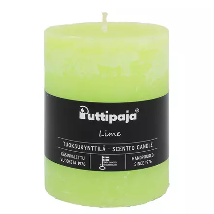 Puttipaja-merkkinen lime-tuoksukynttilä, jossa on musta etiketti. Etiketissä lukee 'Lime', 'Tuoksukynttilä - Scented candle' sekä 'Käsinvalettu vuodesta 1976'. - Tuoksukynttilät - 2000418 - 2
