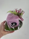 Pinkki sydänkynttilä vihreällä sydänalusella - Valmiit lahjapaketit - 7940272-14108 - 3