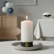 Kynttilää koristaa lyyran kuva mustalla pohjalla, ylioppilaslakin lippaa mukaillen, sopii ylioppilasjuhlan kattaukseen. - Ylioppilaskynttilät - 2711215YOPA - 1