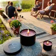 Citronella-ulkotulet terassipöydällä; tunnelmallinen ja hyttysiltä suojaava kynttiläasetelma kesäillan juhliin tai rentoutumiseen. - Ulkotulet - 175302025-30AC - 5
