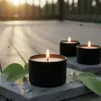 Kolme mustaa Citronella-ulkotulta ryhmiteltynä terassille - tehokas ja tyylikäs tapa suojautua hyttysiltä kesäiltoina. - Ulkotulet - 175302025-30AC - 3