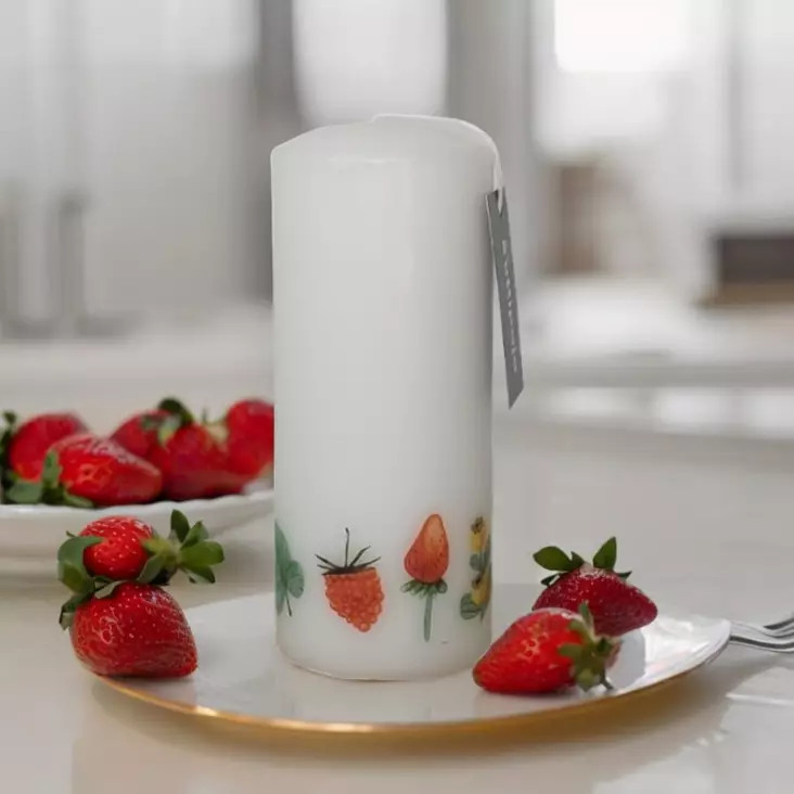 Kesäkynttilä "Mansikkapaikka", 6x14 cm - Mietelausekynttilät - 2711215M - 1